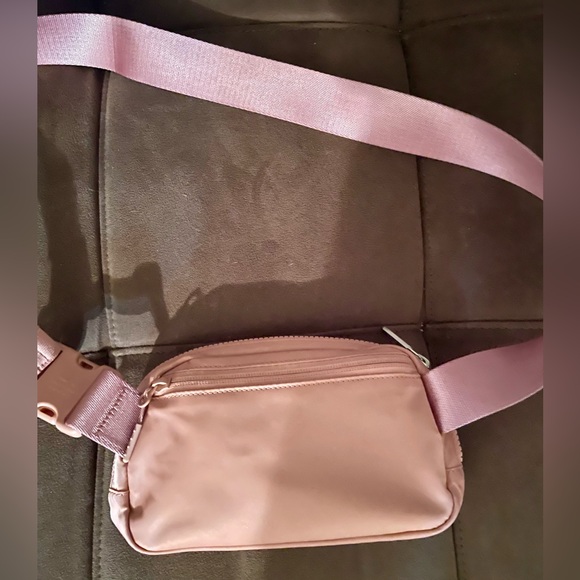 Lululemon Everywhere Belt Bag - Picture 4 of 11